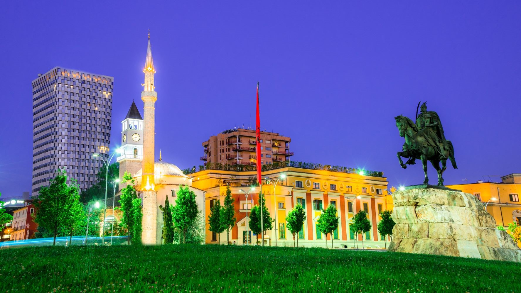 KNMtravel DMC, Tirana, plaza Skanderberg, Albania, senderos historicos